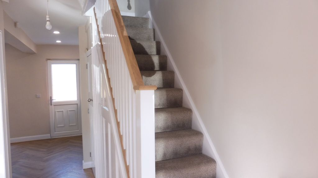 Property photo 3 of 30 Entrance Hall