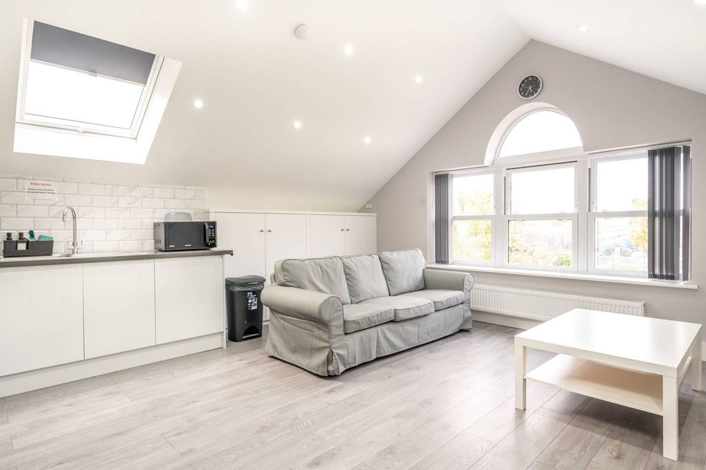 Property photo 3 of 6