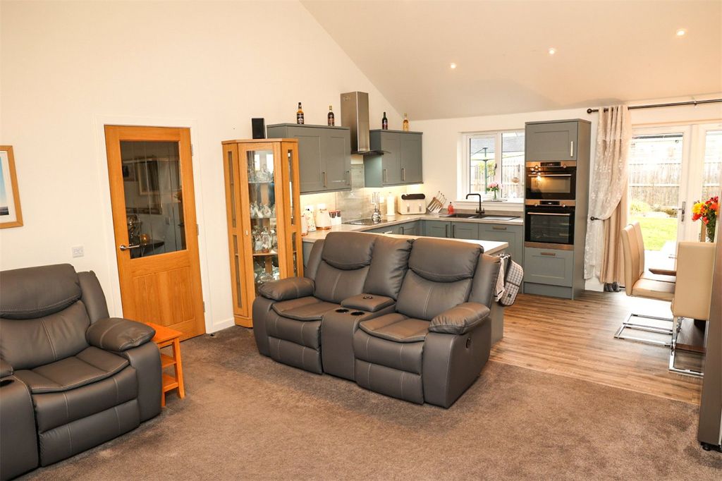 Property photo 2 of 24 Living Room/Kitchen