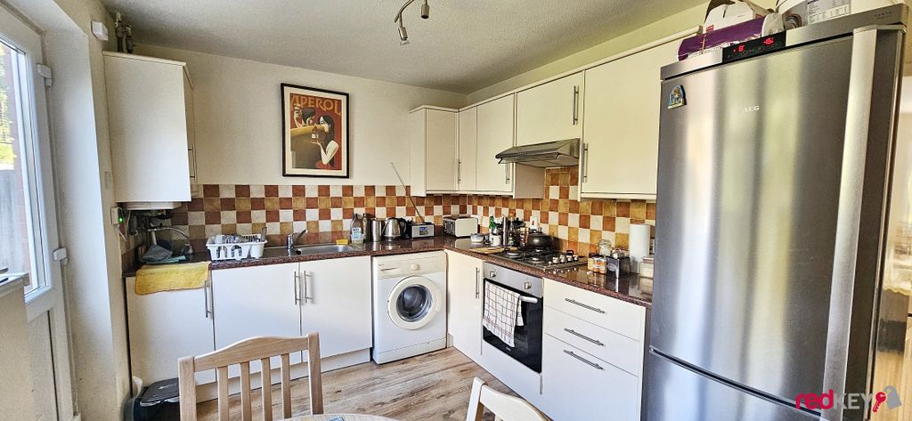 Property photo 2 of 9 Kitchen 2