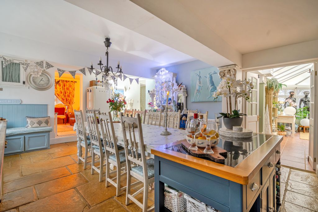 Property photo 3 of 28