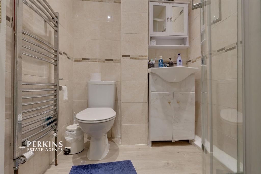 Property photo 1 of 9 Bathroom.Jpg
