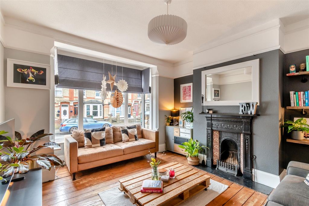 Property photo 3 of 28 8638846-Interior13.Jpg
