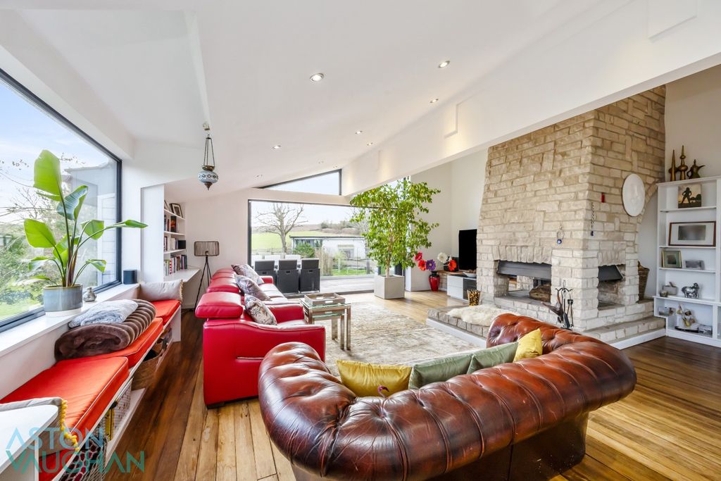 Property photo 2 of 33 4803031