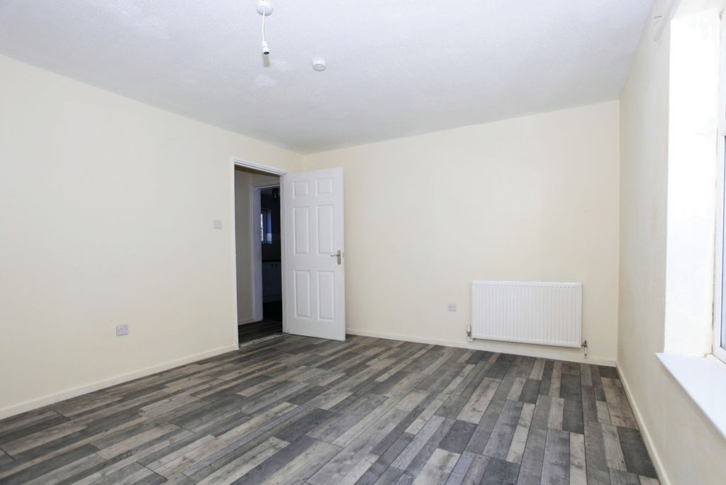 Property photo 3 of 17 Lounge