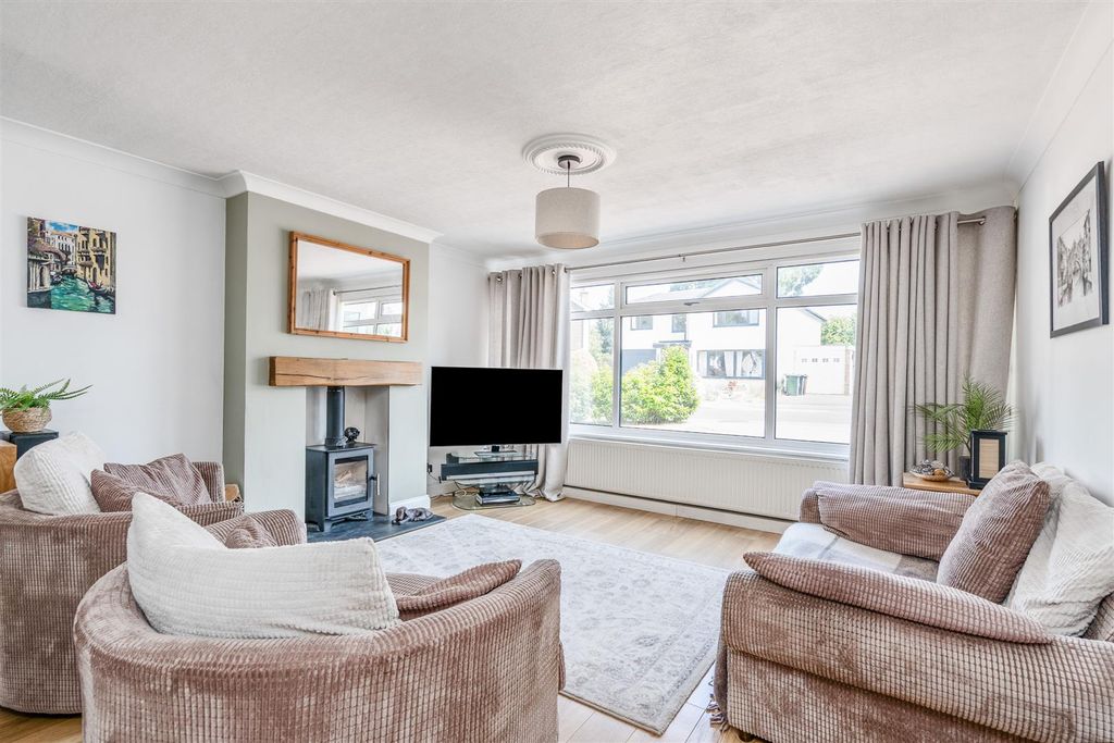Property photo 2 of 16 24 Clifton Crescent_2.Jpg