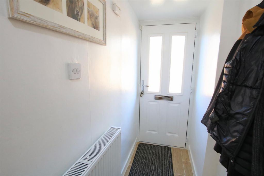 Property photo 2 of 16 L Shaped Entrance Hall