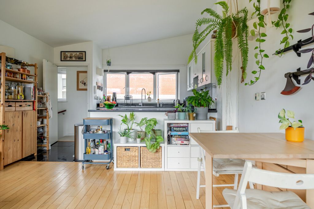 Property photo 3 of 18 1510609-19-6A8Ede...