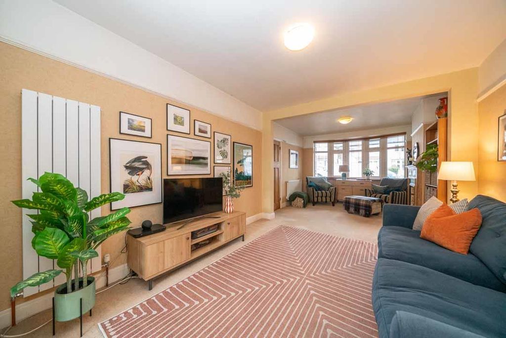 Property photo 2 of 26 Through Lounge