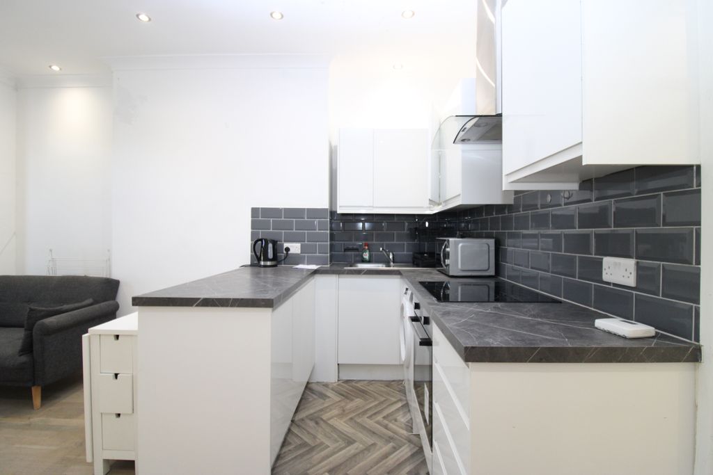 Property photo 3 of 11 Kitchen