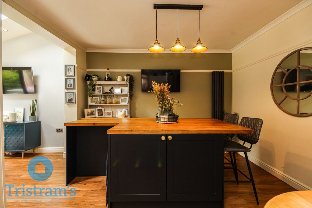 Property photo 2 of 32