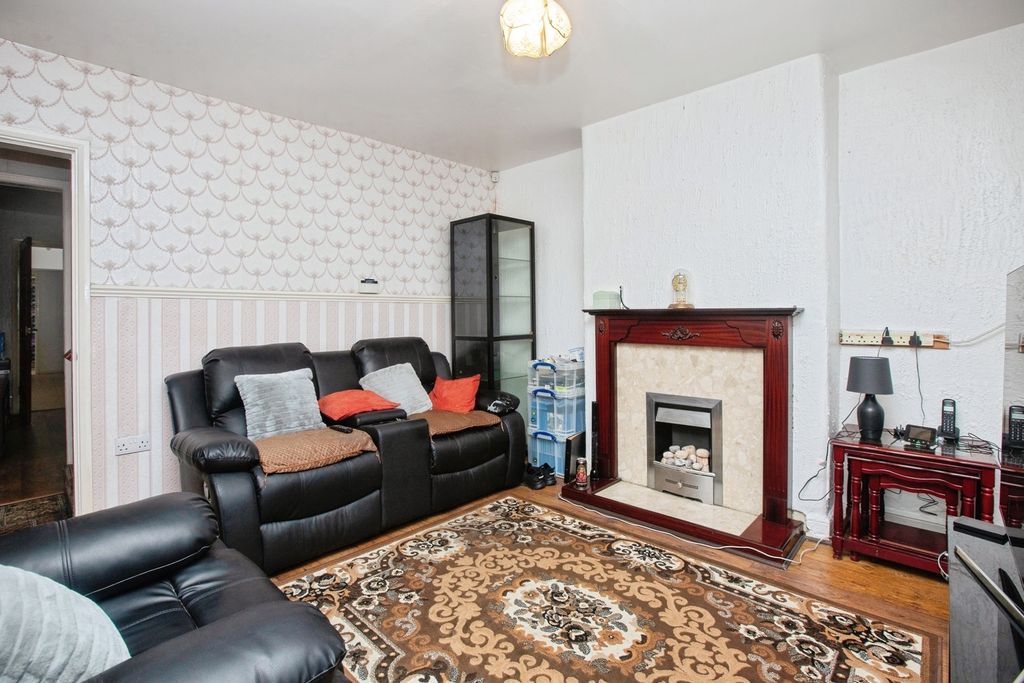 Property photo 3 of 12 Lounge