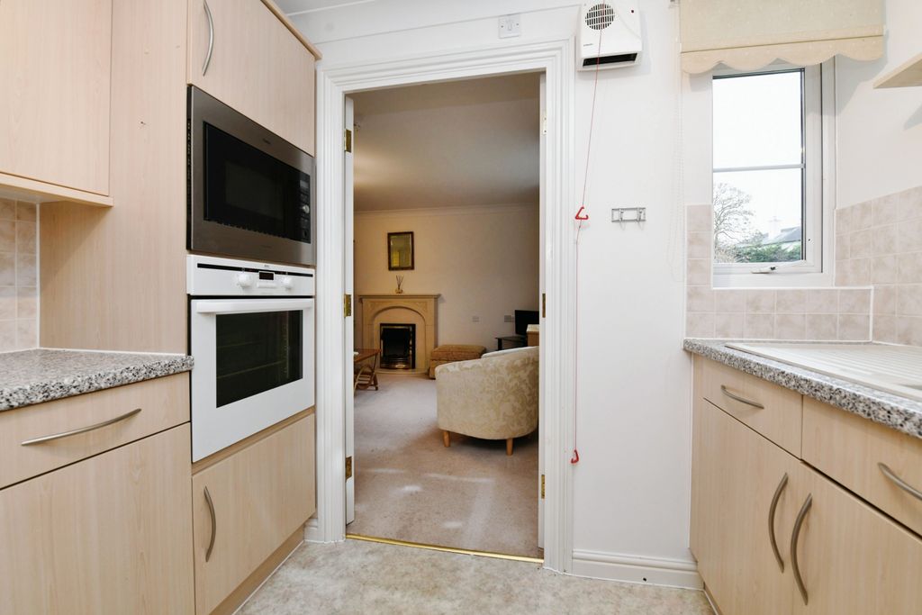 Property photo 3 of 10 Kitchen
