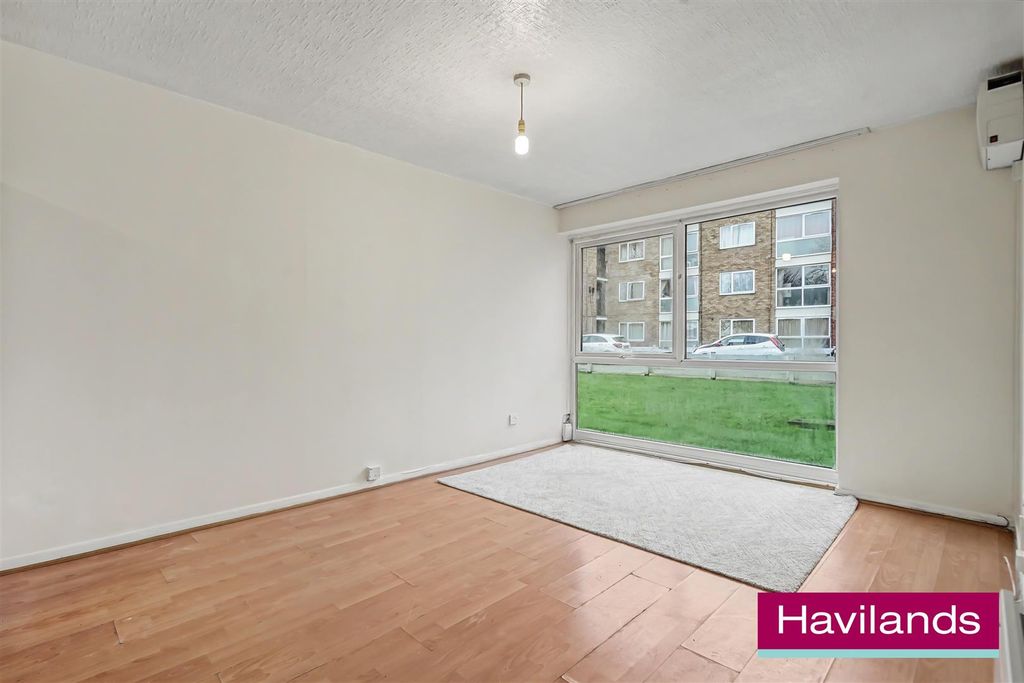 Property photo 2 of 12 6 Hansart Way En2 8Nb-1.Jpg