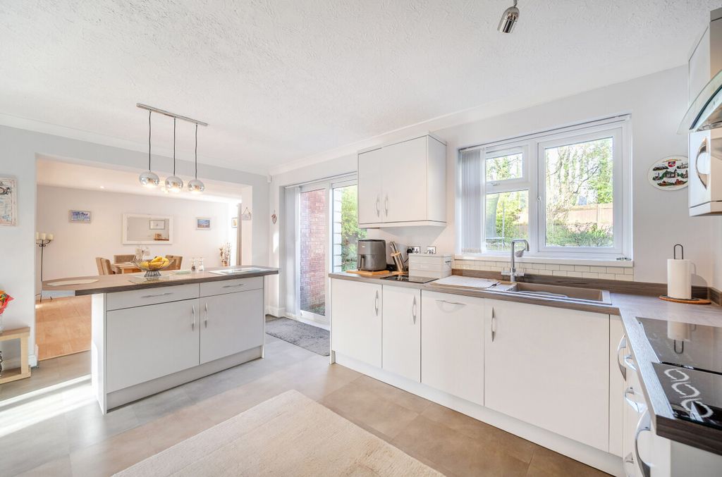 Property photo 3 of 16 1385248-31-69298d...