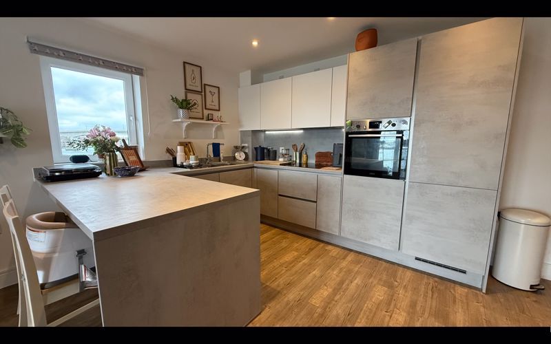 Property photo 3 of 11 Kitchen