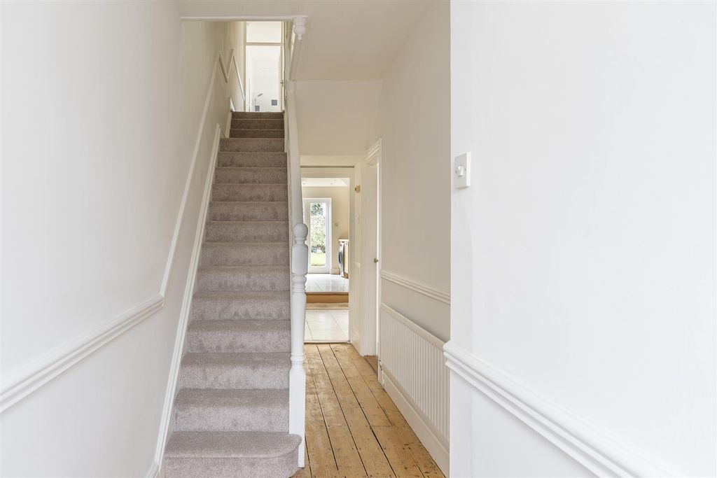 Property photo 3 of 31 Entrance Hall