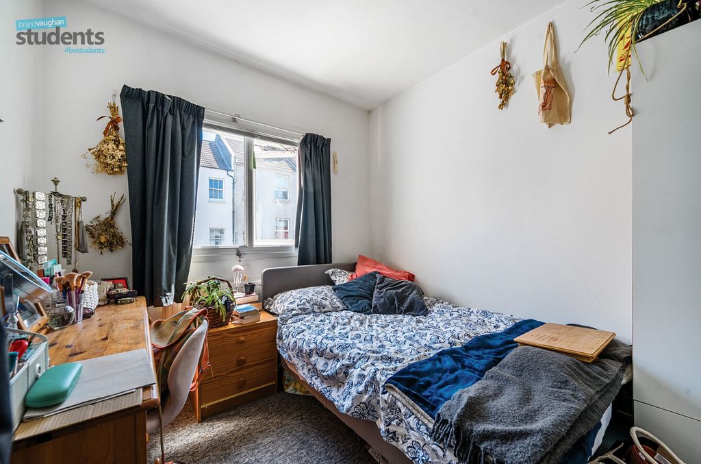 Property photo 2 of 9 Bedroom