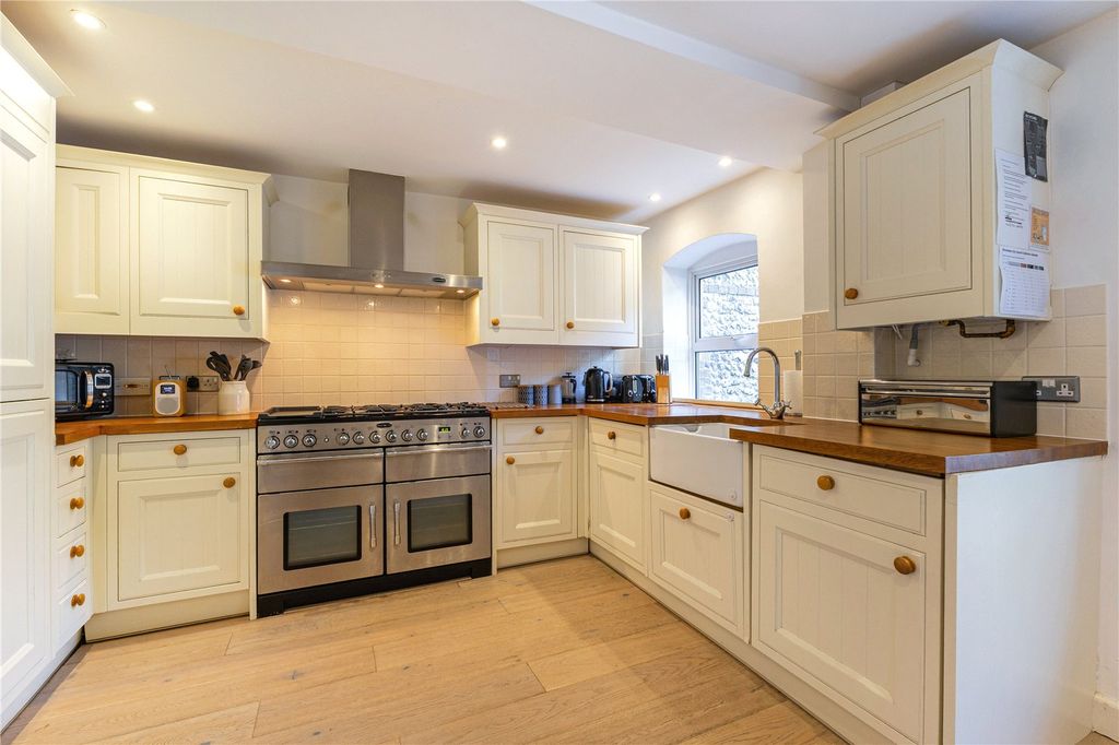 Property photo 3 of 11 Kitchen