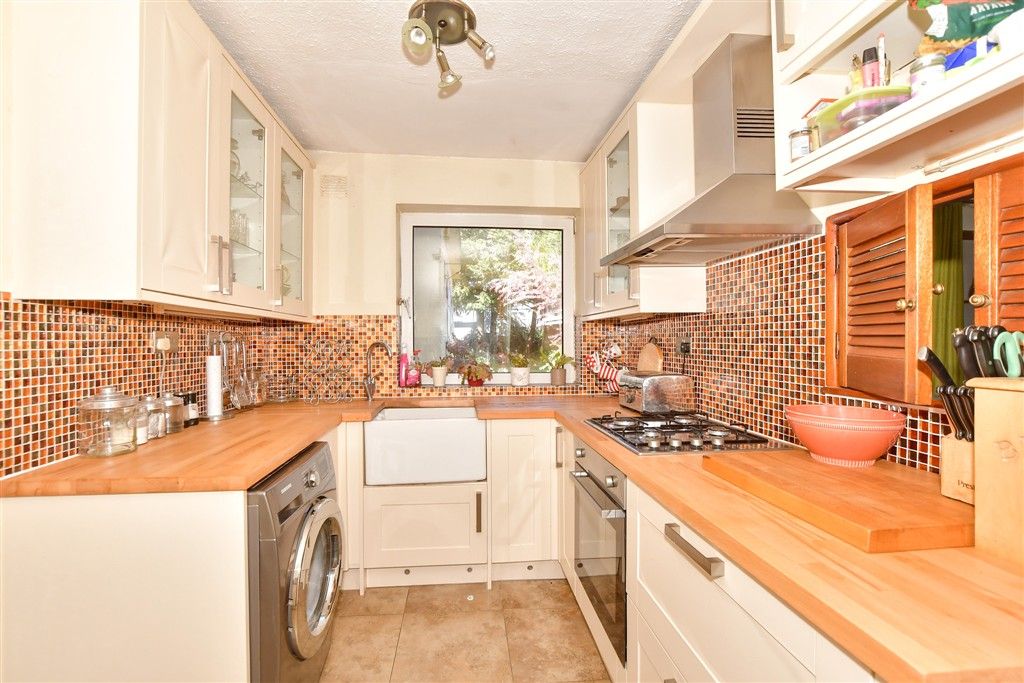 Property photo 3 of 11 Kitchen