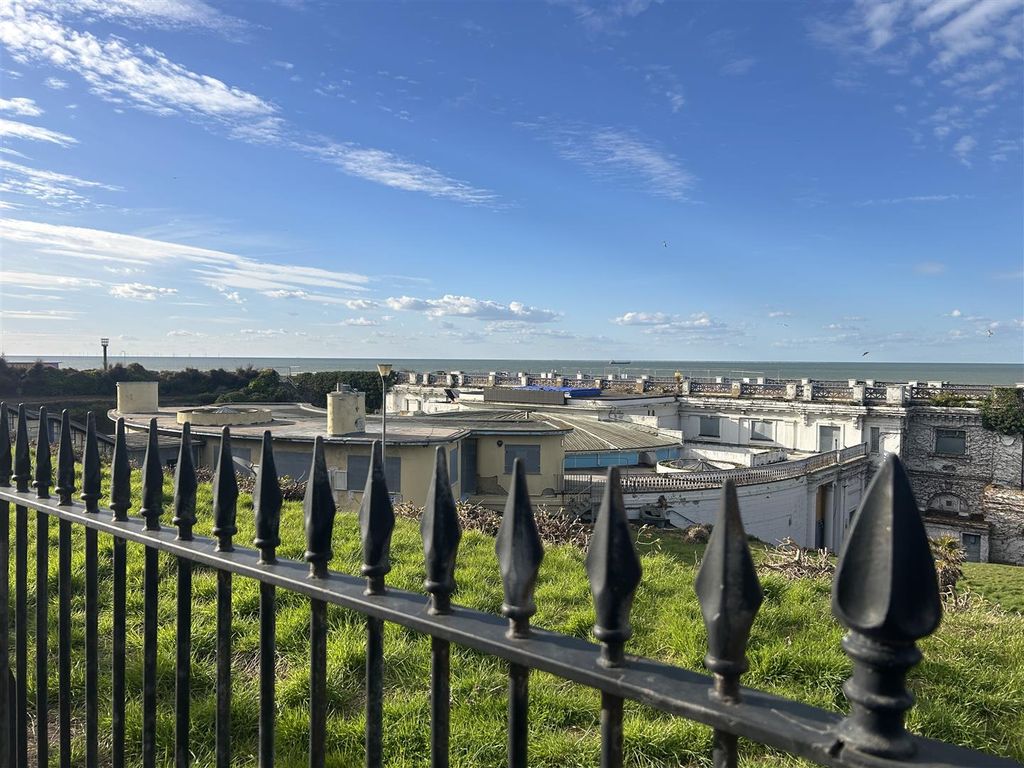 Property photo 2 of 11 Surroundings