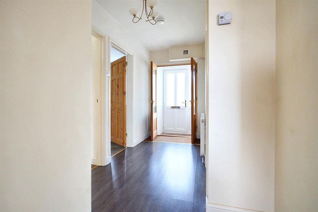 Property photo 3 of 18 Entrance Hall.Jpeg