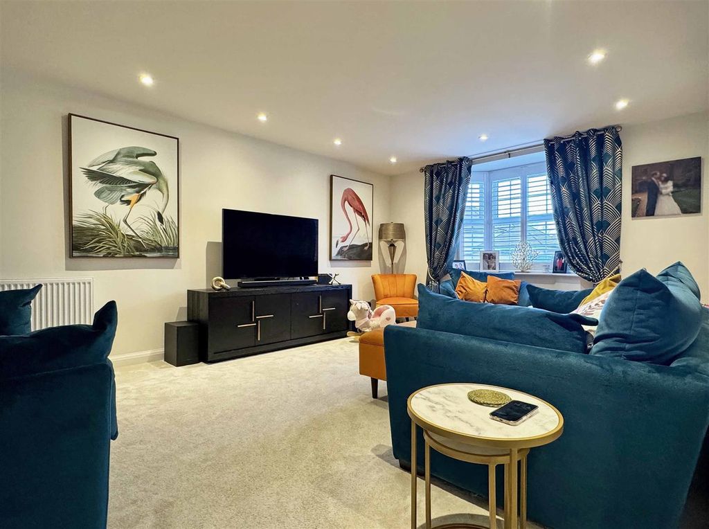 Property photo 2 of 32 Lounge.Jpg