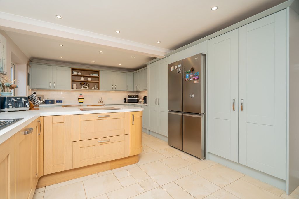 Property photo 2 of 28