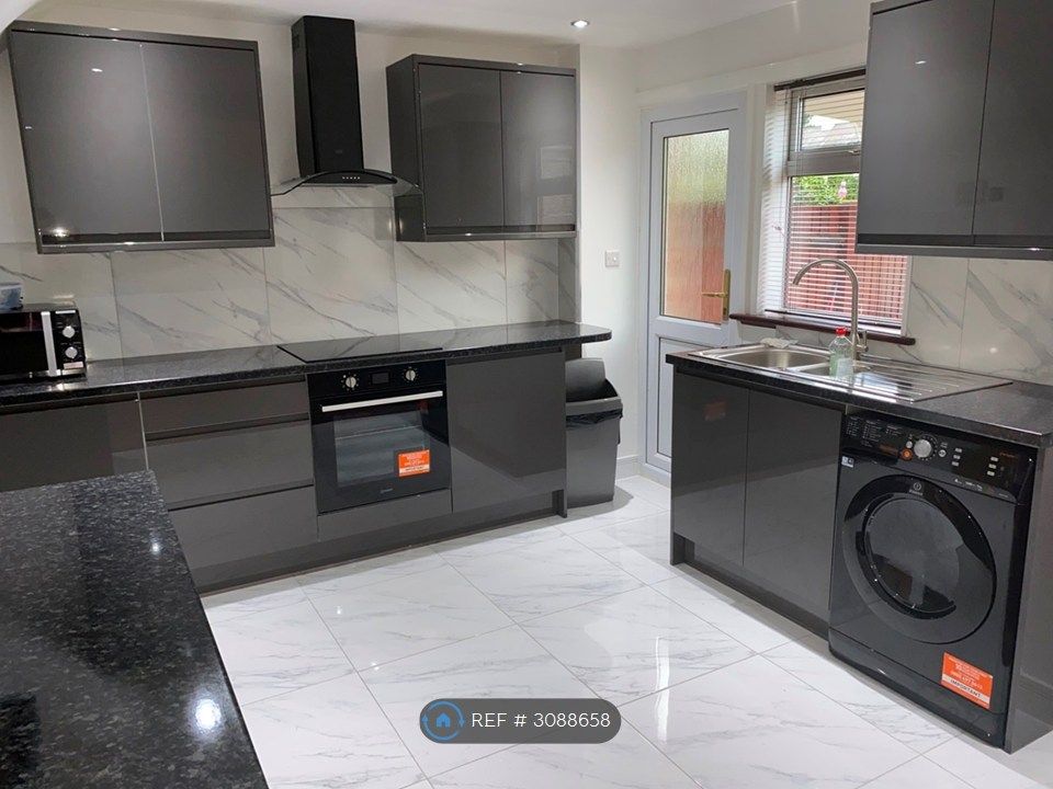 Property photo 2 of 11 Shared Kitchen