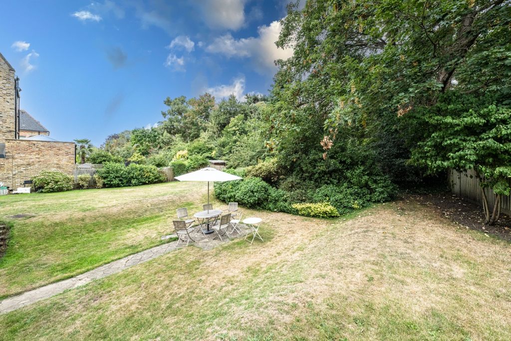 Property photo 2 of 24 4379085
