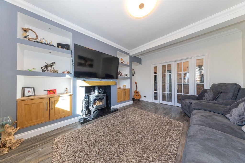 Property photo 2 of 16 Lounge