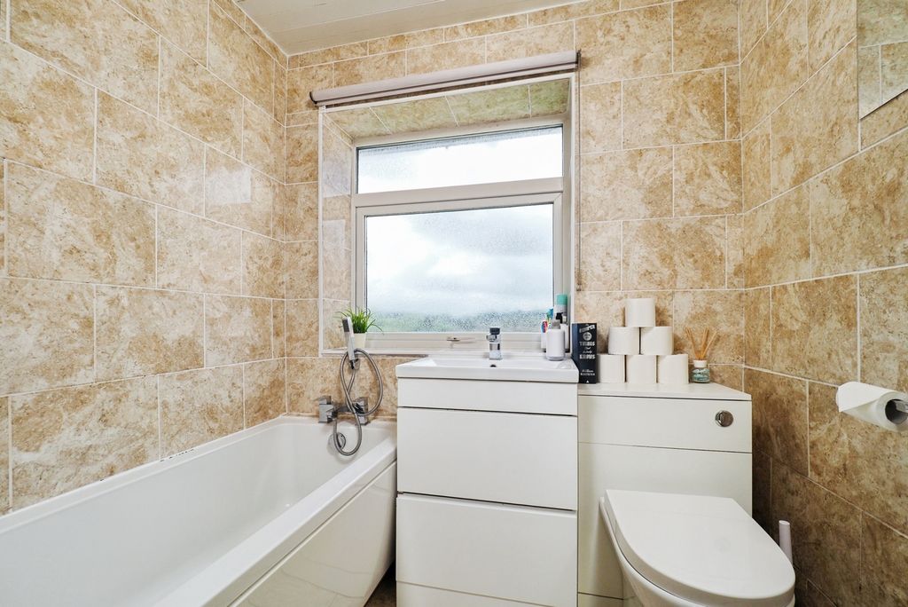 Property photo 3 of 19 Bathroom