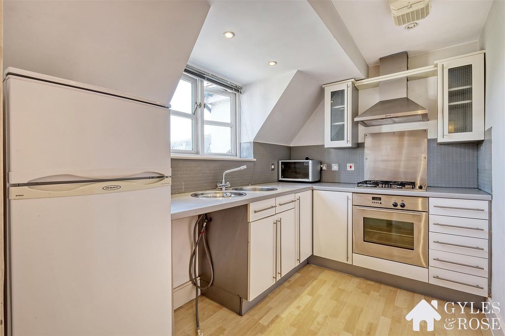 Property photo 2 of 9 Kitchen