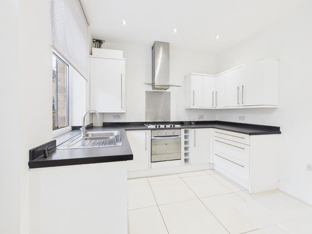 Property photo 3 of 12 Kitchen