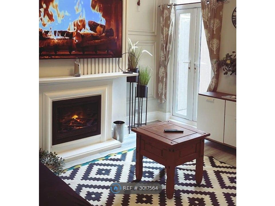 Property photo 1 of 7 Shared Living Area