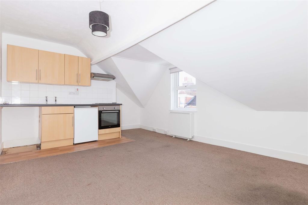 Property photo 2 of 8 Clifton Rd.Jpg