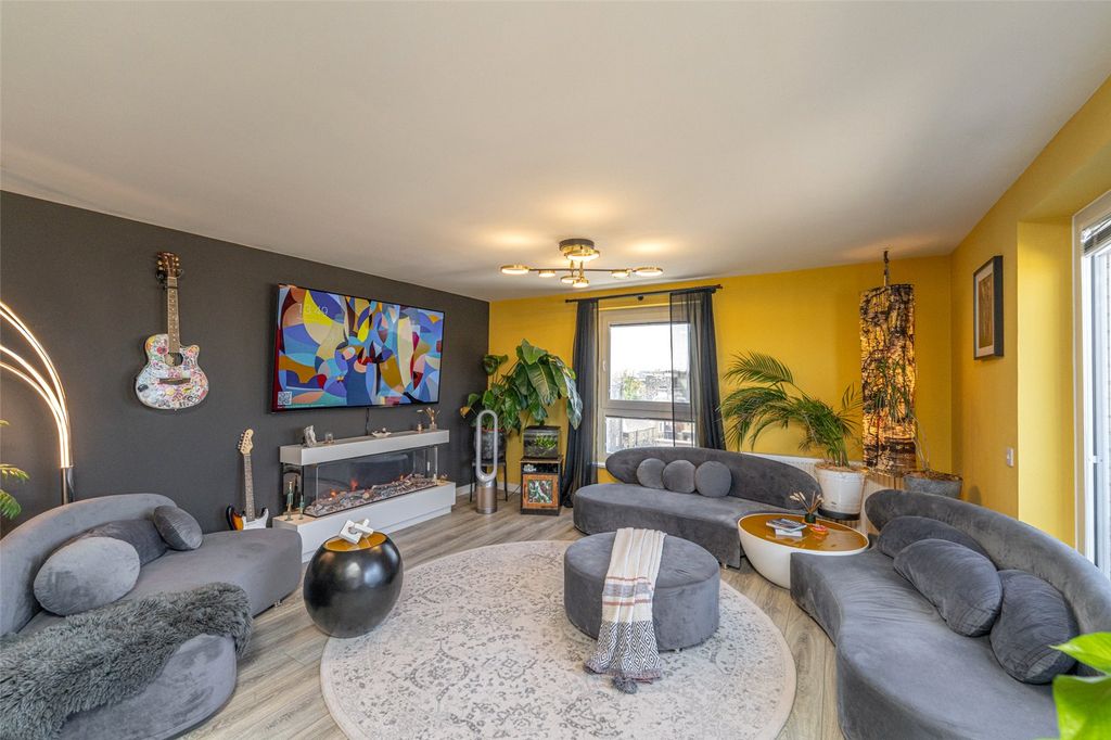 Property photo 3 of 19 Lounge Alt