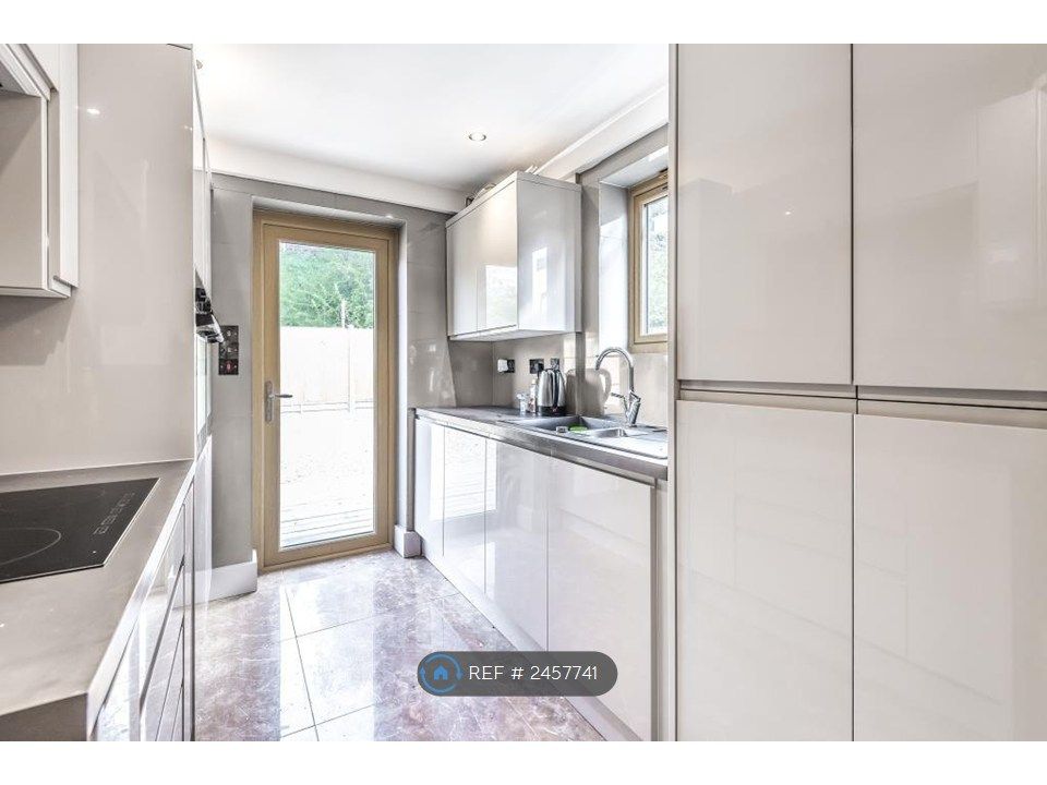 Property photo 2 of 9 Kitchen