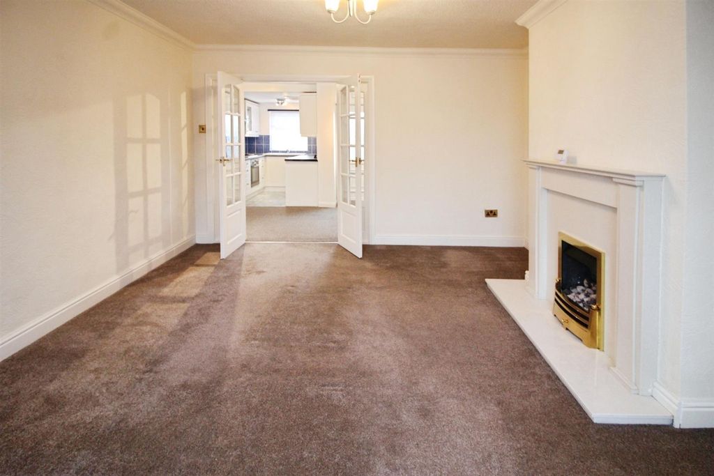 Property photo 3 of 15 Lounge