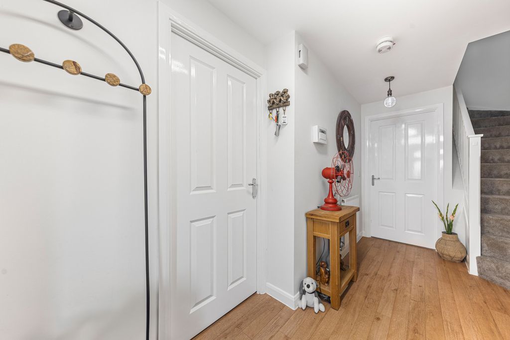 Property photo 2 of 28