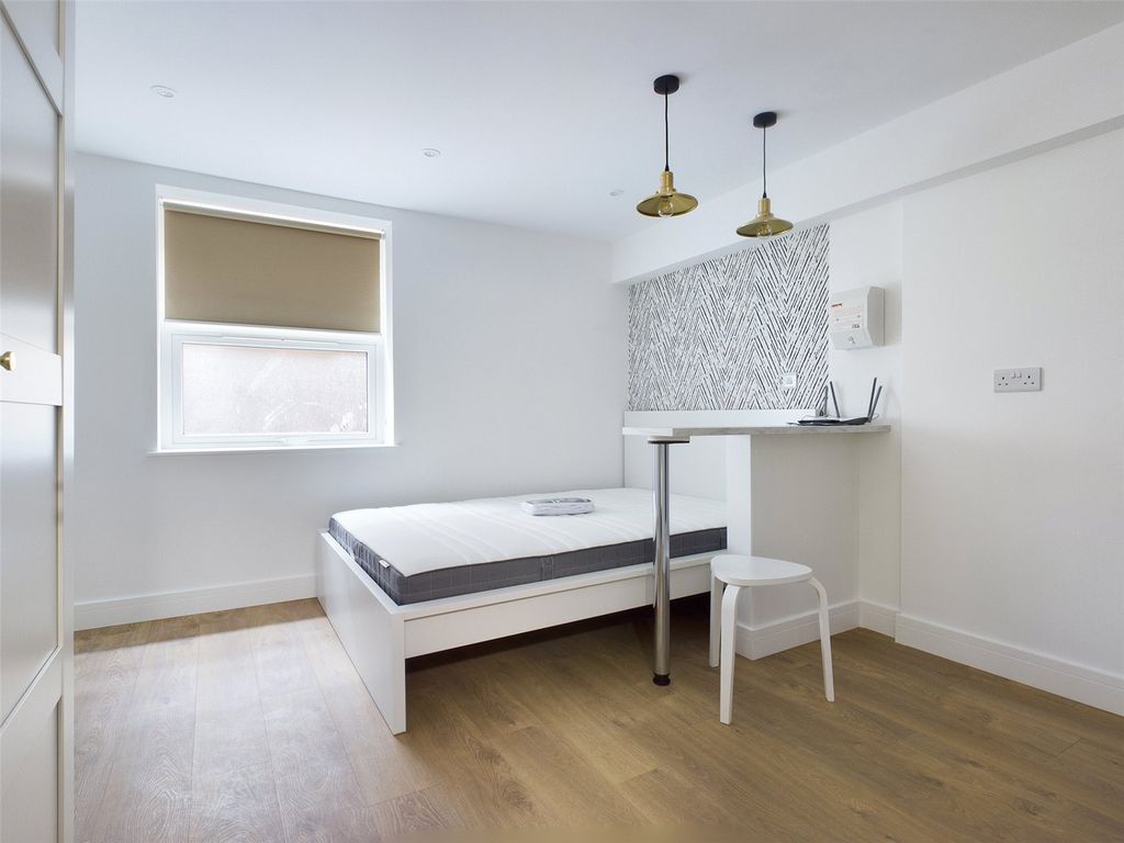 Property photo 2 of 5 Bedroom-To-Rent