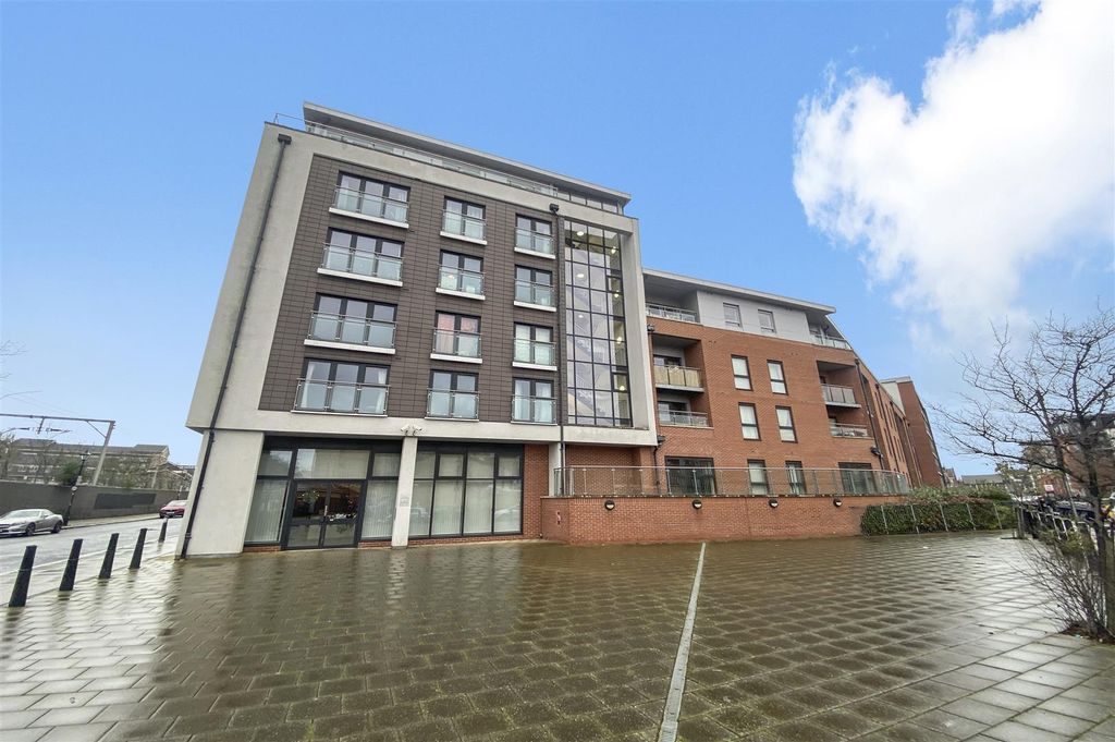 Property photo 1 of 16 Flat 96, Windsor Court - A384Dctab3Rwamwtr5Lw.Jpg