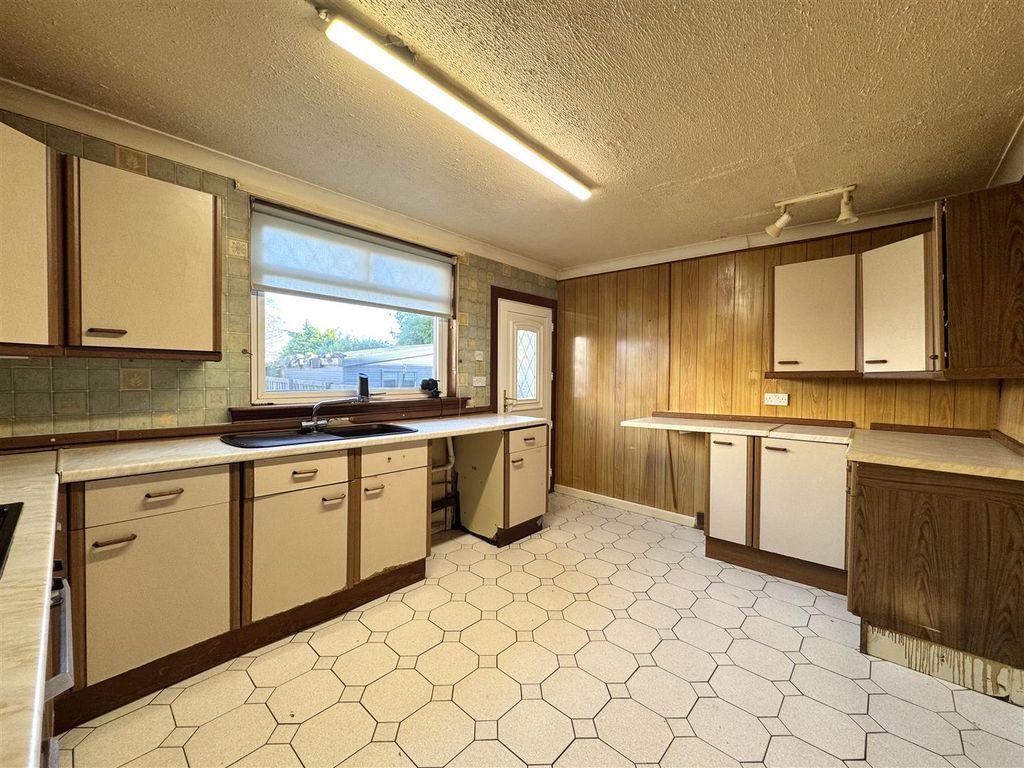 Property photo 3 of 12 Kitchen