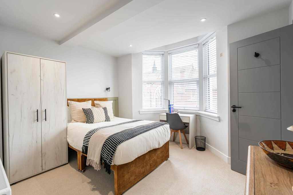 Property photo 1 of 38 Bright And Modern Bedroom Featuring A Comfortable ...