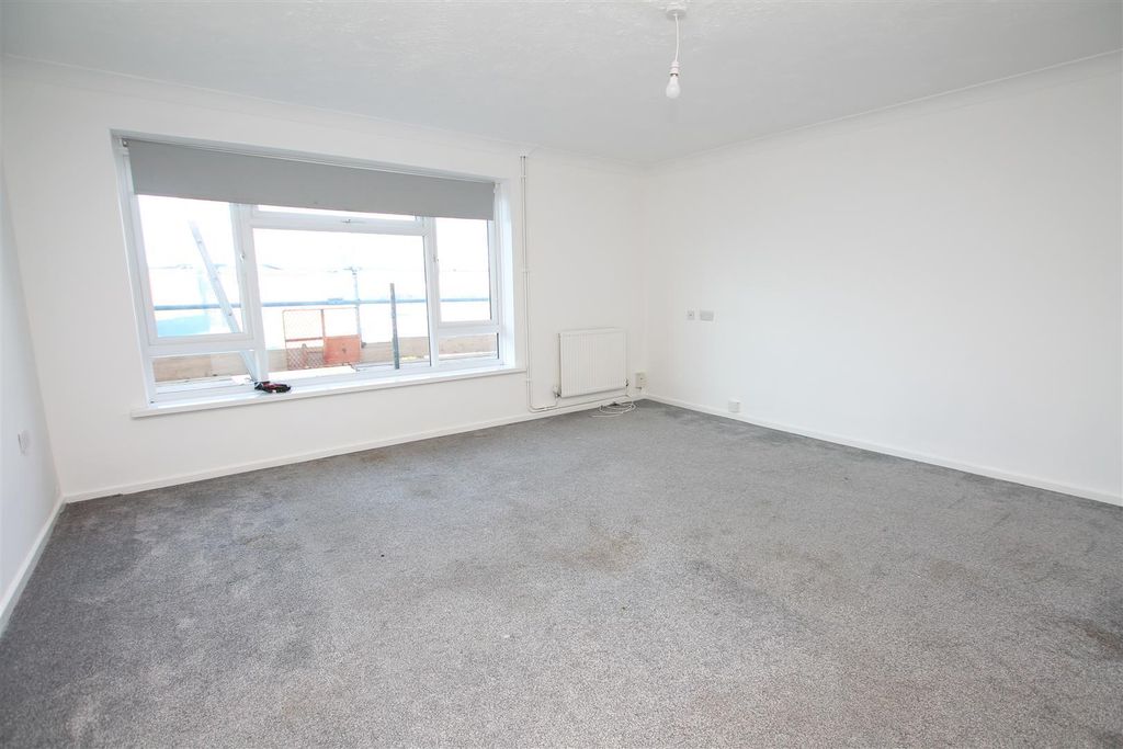 Property photo 3 of 7 Living Room