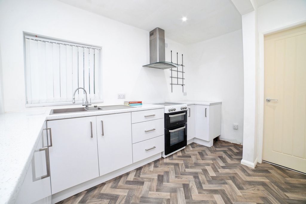 Property photo 2 of 25 Kitchen