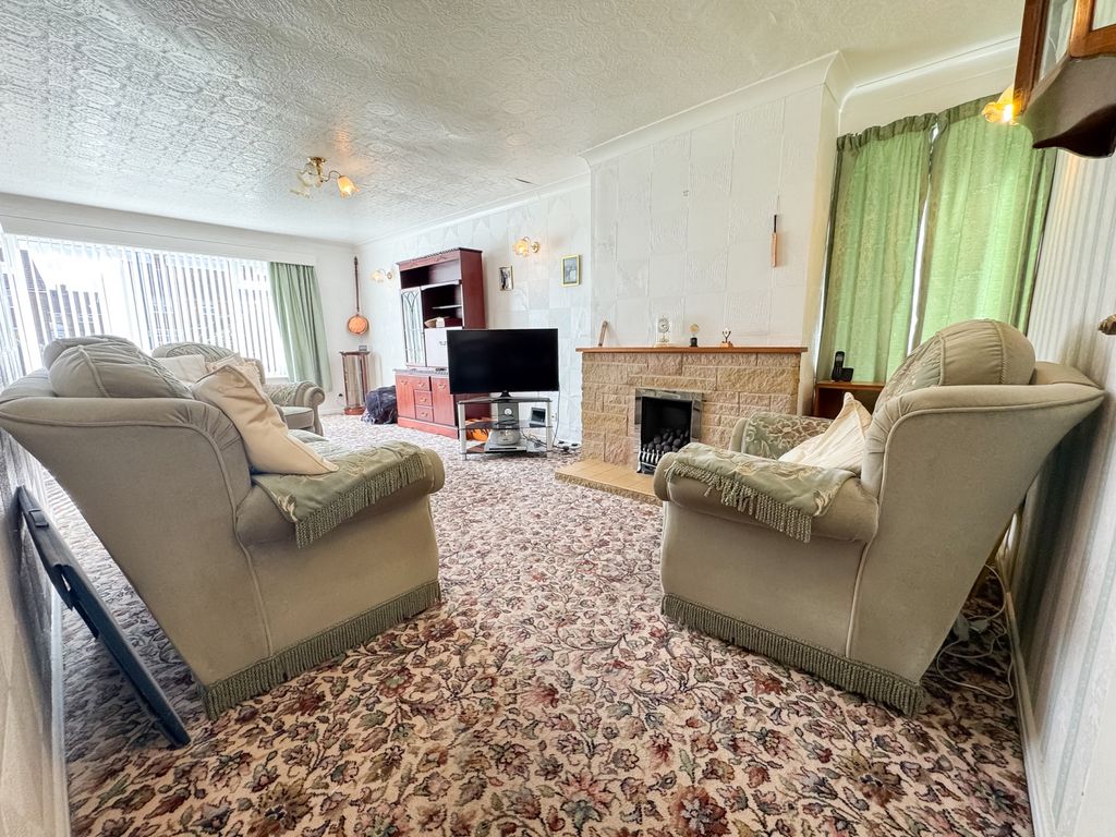 Property photo 2 of 19 St Germains Ewemove Marske -7