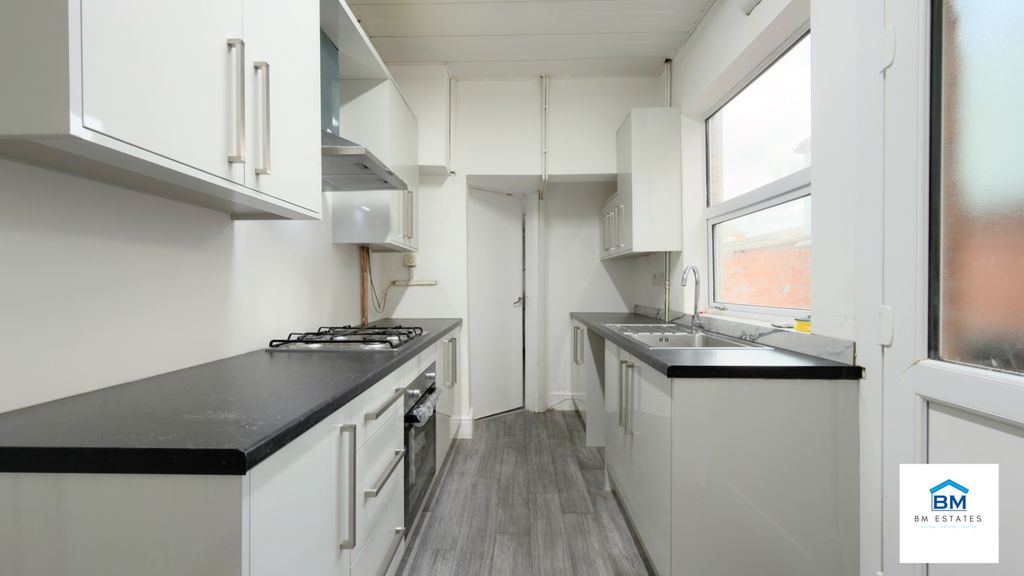 Property photo 3 of 8 Photo 4