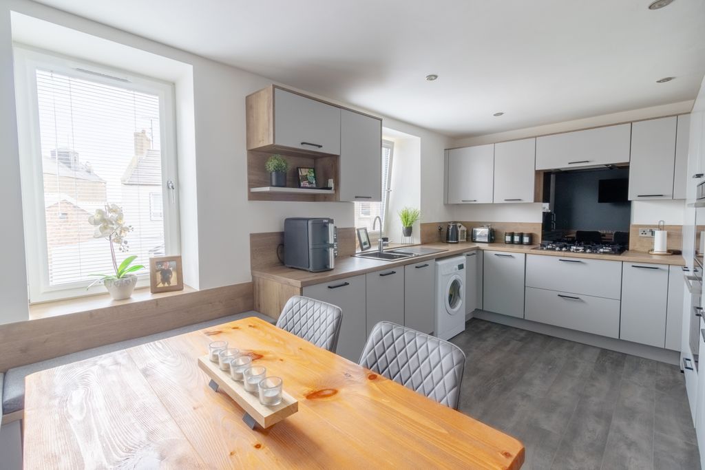 Property photo 2 of 16 Dining Kitchen