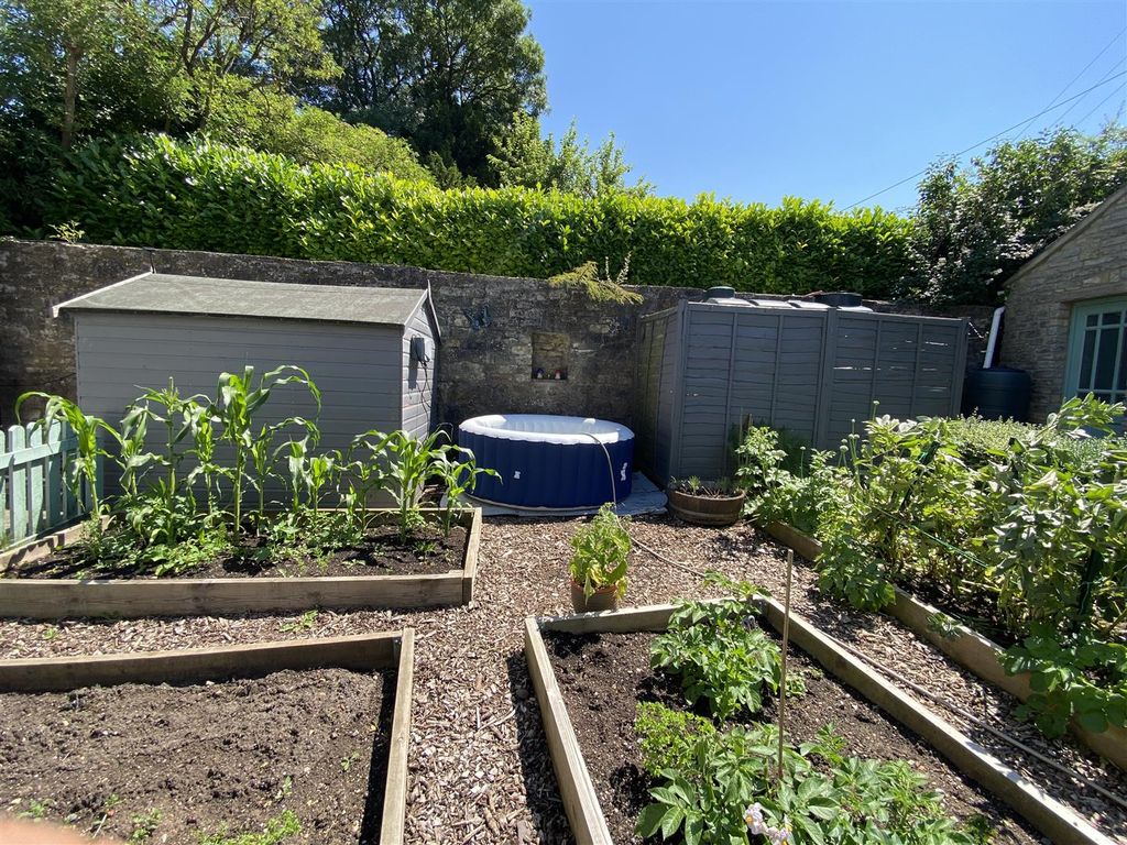 Property photo 3 of 33 Front Garden